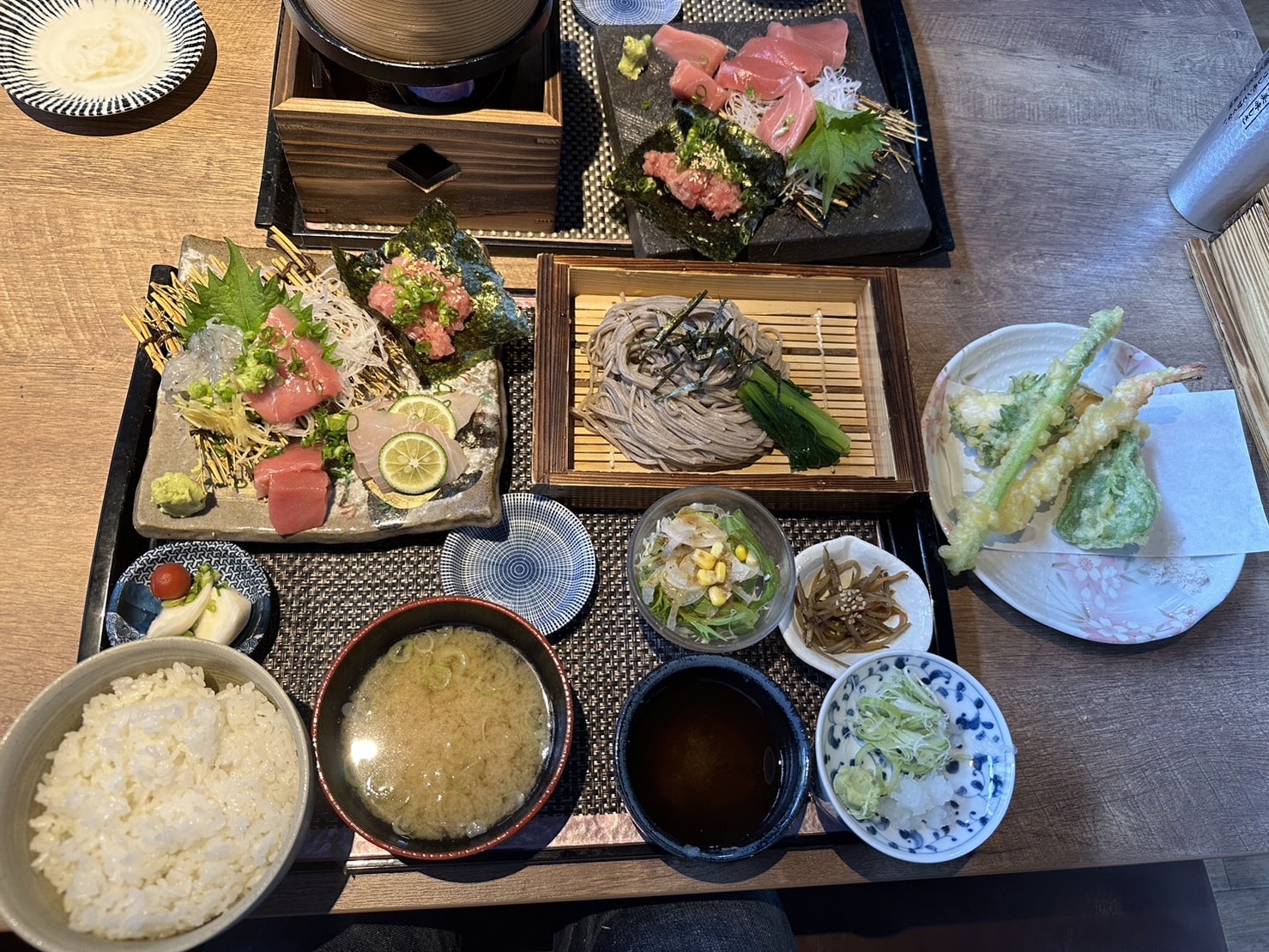 ざる蕎麦と海鮮と天ぷらのセット