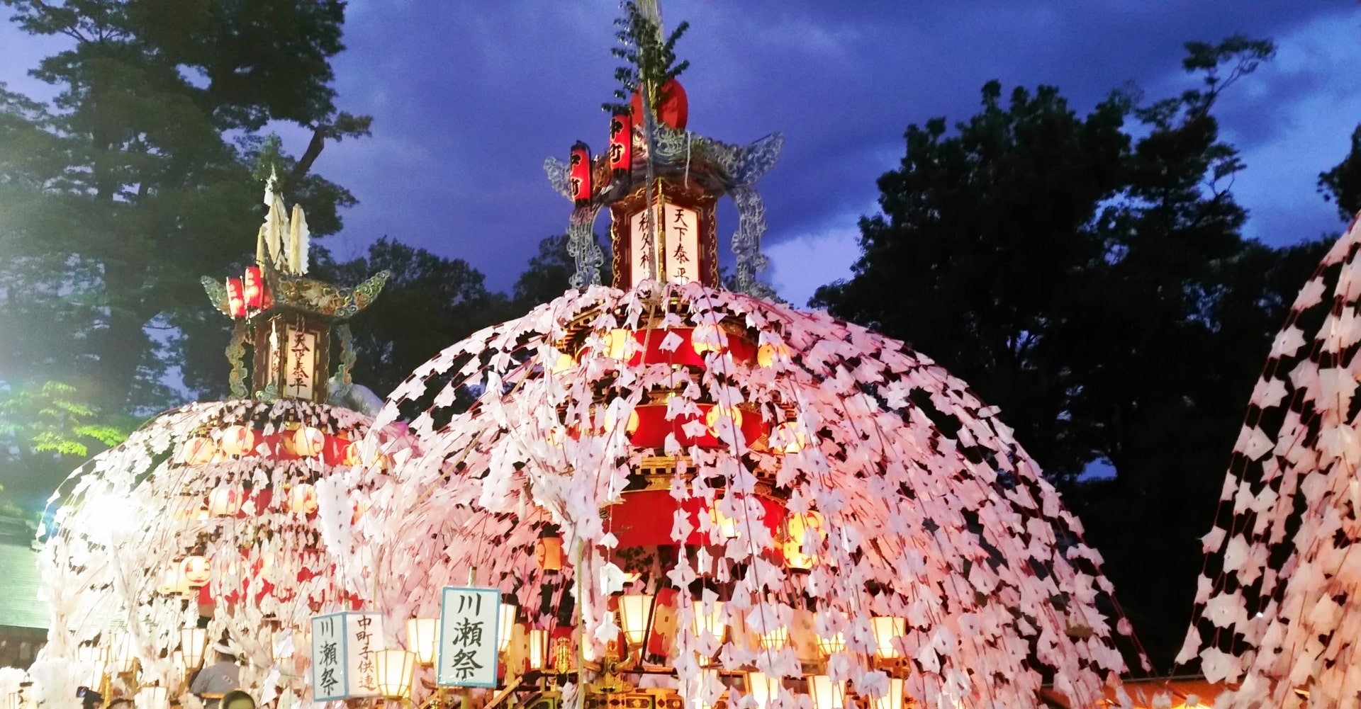 夕方の川瀬祭り、中町と上町の山車