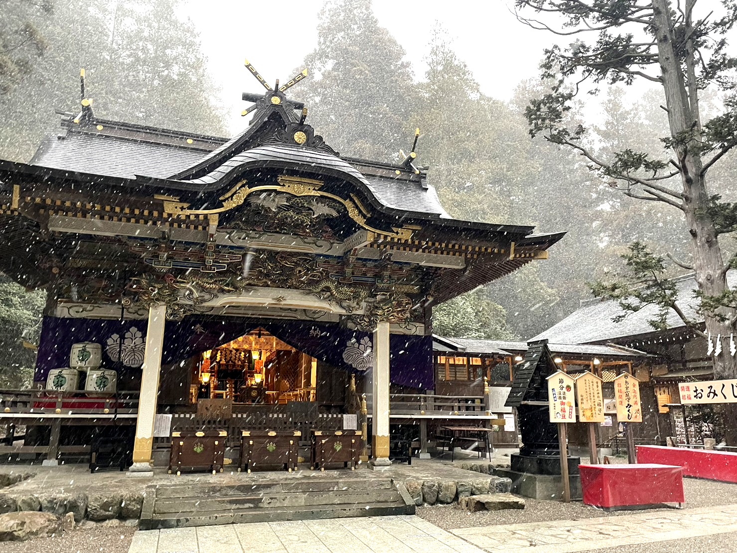 雪の日の宝登山神社