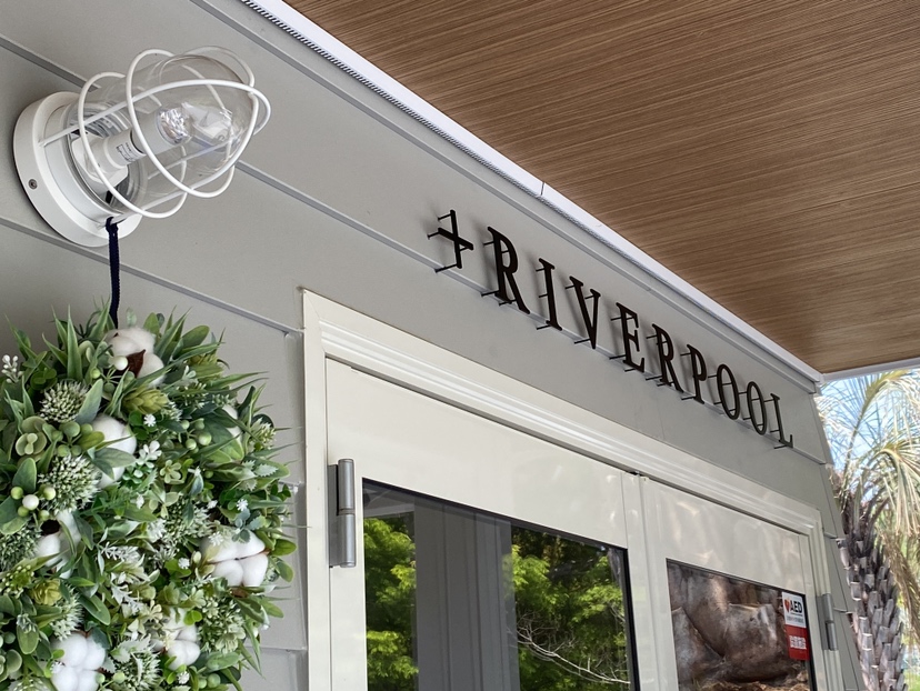 ＋RIVERPOOLのエントランスの看板を左下から撮ったもの