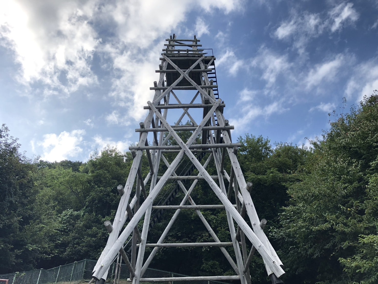 龍勢祭りで実際に使われる櫓を下から取った写真 　空には青空が広がっている