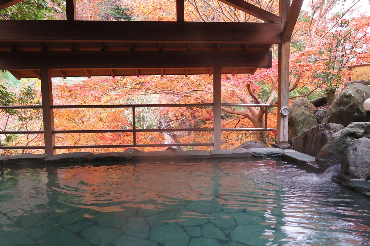 紅葉と満願の湯の露天風呂