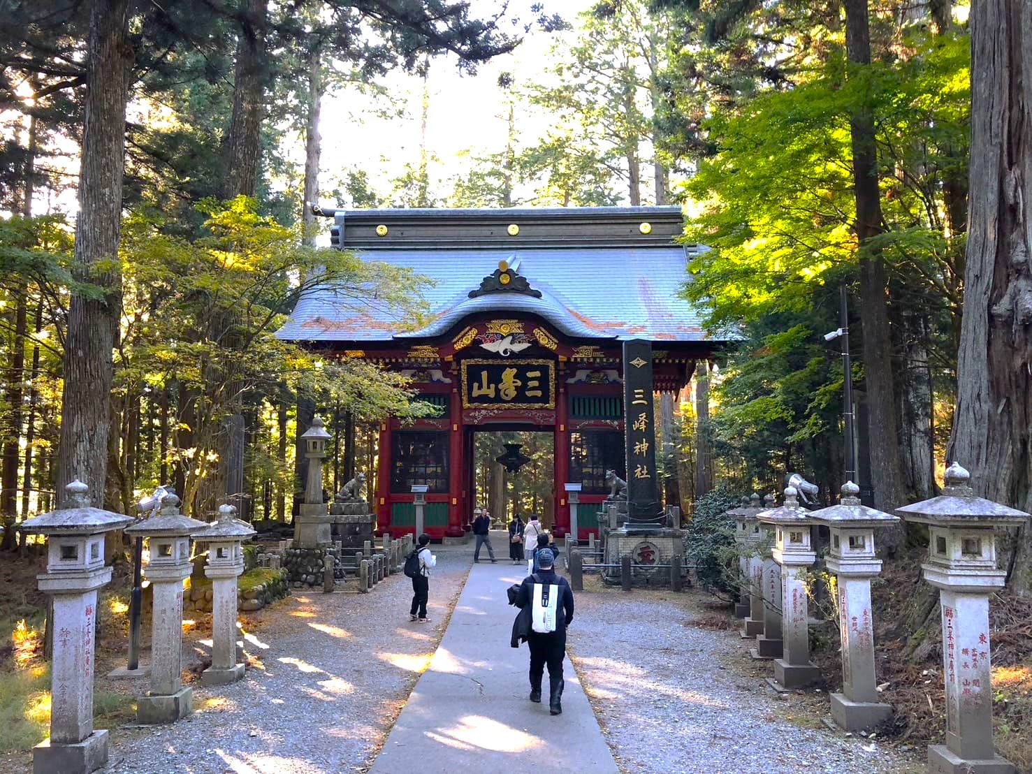 三峯神社の巨大な隨神門