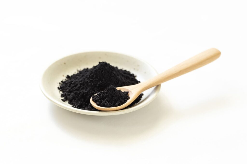 小皿に盛りつけられた竹炭パウダー