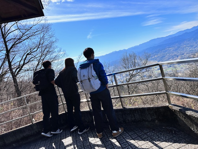 美の山の絶景スポットで景色を眺める若い男女３人