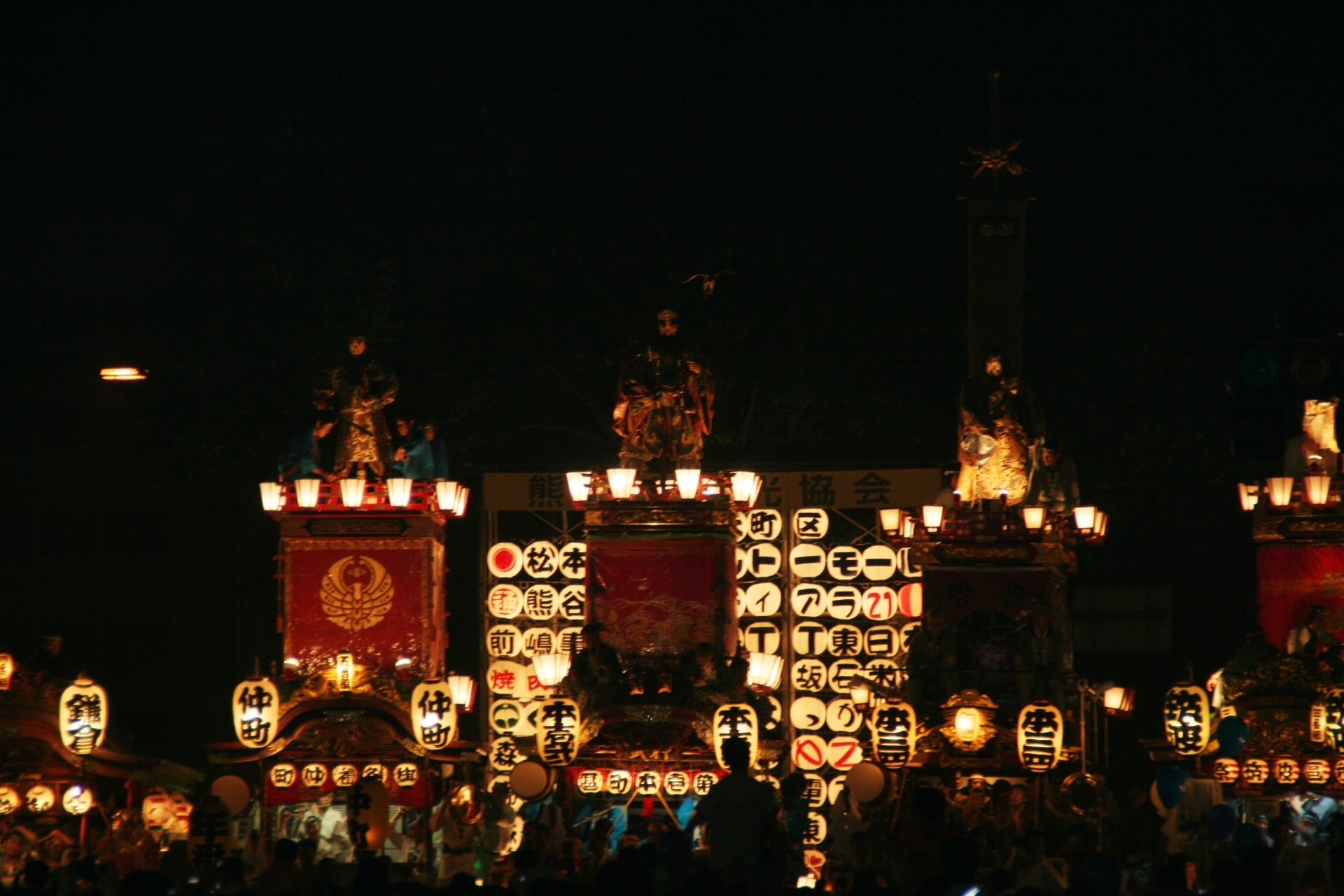 熊谷うちわ祭りの山車が横並びになっている様子