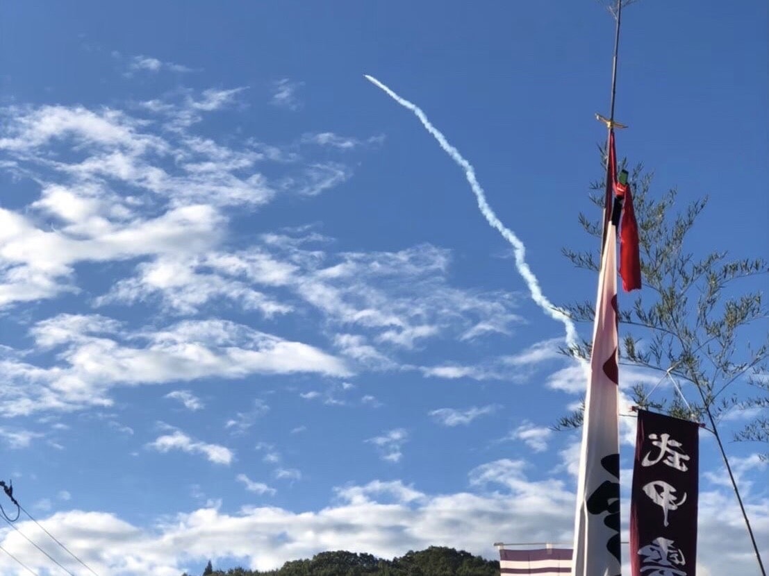 青空に打ち上げられた龍勢ロケット