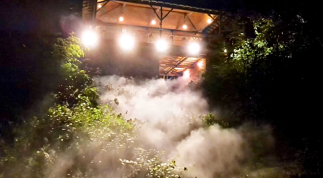 夜に三沢川から見た清流ハウスとライトアップされた人工雲海