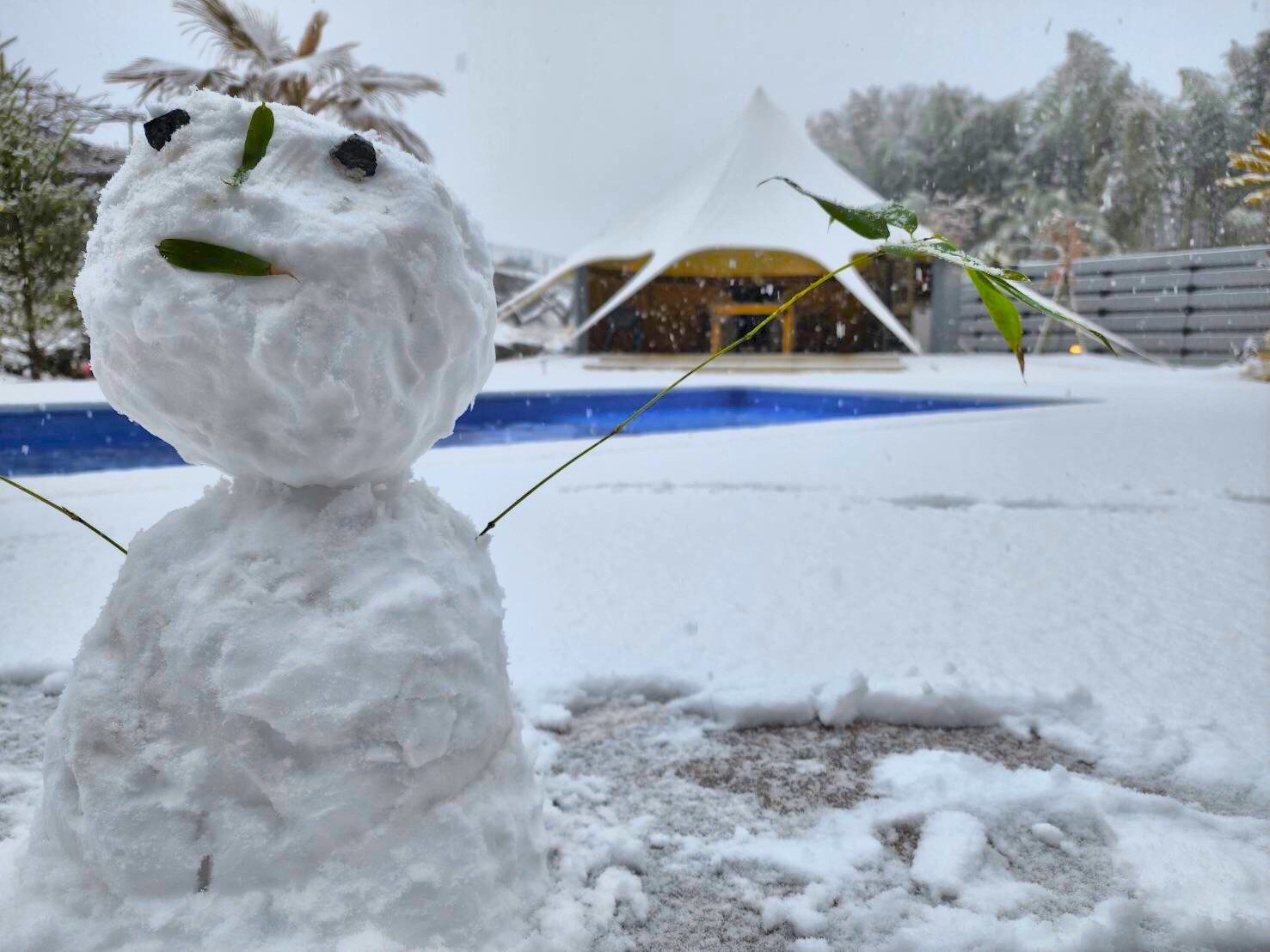 雪だるまとベルテント