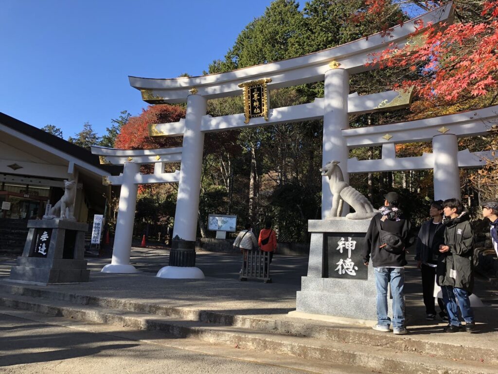 三峯神社の三ツ鳥居と紅葉